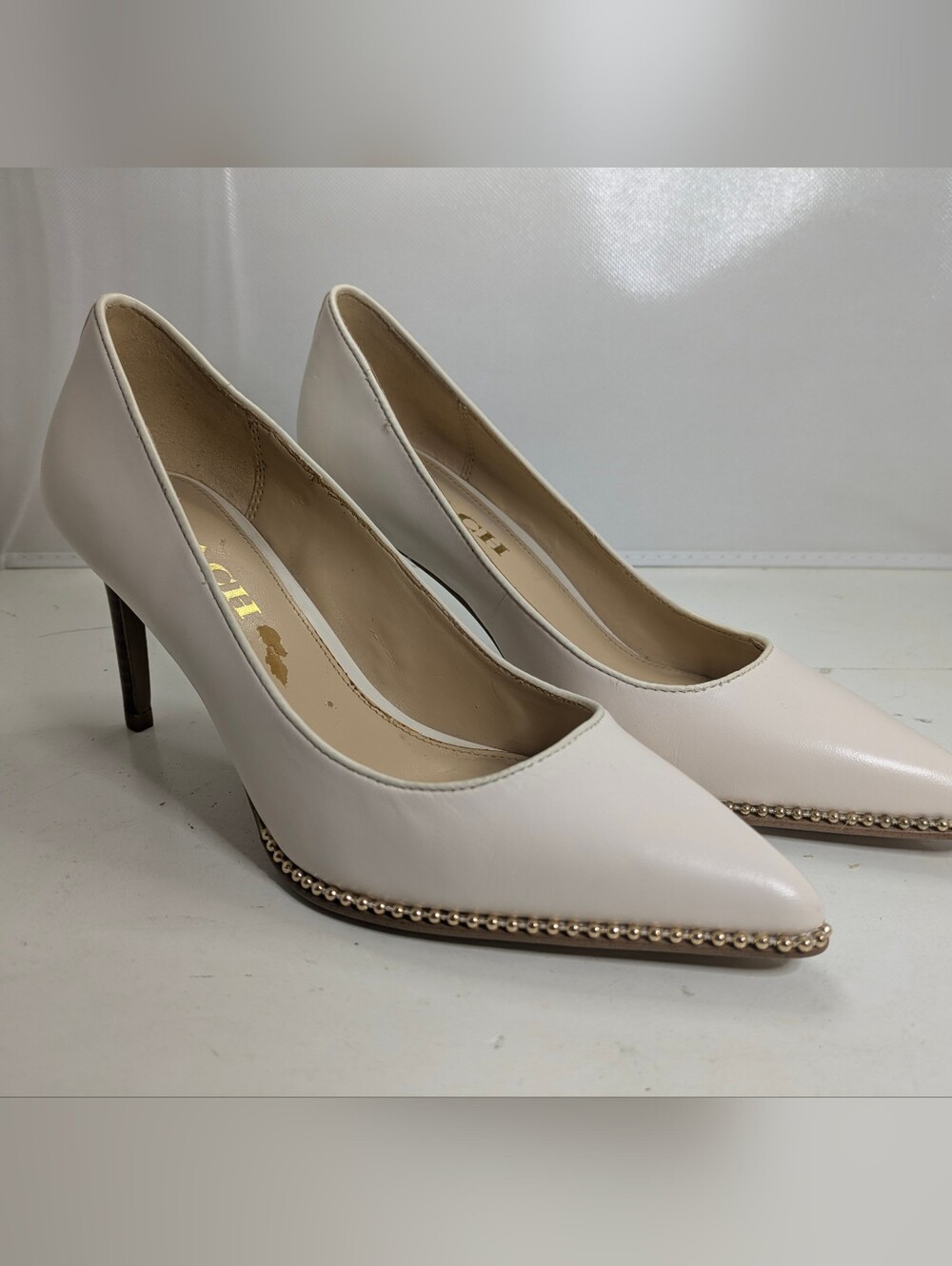Coach Vonna Cream Leather Mid Heel Pump Gold Stud Size 6 - Picture 2 of 12